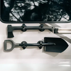 magnetische-halterung-axt-schaufel-fiskars-van-1